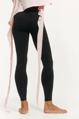 Calza de yoga negra de tiro alto, confeccionada en tejido funcional SoftMove™ con tecnología Lycra® Sport y DryMove™.