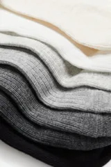 Pack de soquetes blancos de algodón con borde superior elástico y tejido de punto fino acanalado.