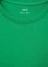 Remera blanca de algodón con cuello redondo y mangas cortas.