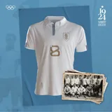 Camiseta de fútbol blanca de la Selección Uruguaya, modelo alternativo 2024. Diseño con cuello polo abotonado y detalles en azul y dorado. Incluye escudo de la AUF, logo de la marca y leyenda conmemorativa.