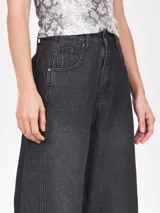 Pantalón de jean celeste de corte ancho con refuerzos en las rodillas.