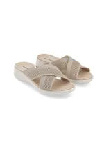 Sandalia beige con plataforma baja, capellada textil con diseño de red y tiras cruzadas.