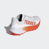 Championes de trail running Adidas Terrex Agravic 3, color gris con detalles en naranja y blanco.