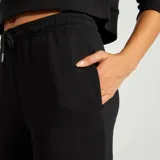 Pantalón de jogging negro, con corte ajustado y tiro medio, ideal para looks casuales.