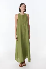 Vestido largo blanco de lino, sin mangas y con bolsillos laterales.