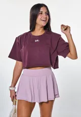 Remera corta color borgoña, de algodón y corte oversize, con logo 'bk.' estampado en el frente.