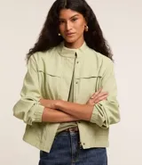 Campera bomber negra de viscosa con cierre delantero, bolsillos con solapa y pespuntes contrastantes en color blanco.