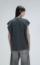 Musculosa de algodón color gris oscuro con cuello redondo y sisas amplias.