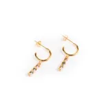 Aros dorados con pequeños detalles de colores, diseño moderno y elegante.
