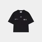 Camiseta negra de corte cuadrado con estampado frontal de logo y texto en color blanco.