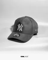Gorro de béisbol gris de pana con el logo de los New York Yankees bordado en blanco en el frente y el logo de New Era bordado en el lateral.