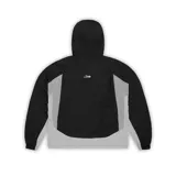 Campera negra con capucha y cierre frontal, paneles laterales grises con diseño de red y logo ovalado blanco en el pecho.