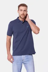 Remera polo color bordó de piqué liso, con cuello en rib y botones personalizados.