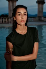 Camiseta marrón de algodón con cuello redondo, corte recto y mangas cortas. Tiene un efecto de lavado que le da un aspecto vintage.