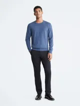 Sweater azul de lana merino con cuello redondo y logo bordado en el pecho.