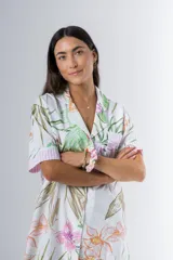 Camisa corta de algodón estampado con cuello clásico, abotonada adelante con vivo y mangas cortas.