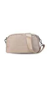 Bandolera color mostaza de nylon con correa larga regulable y desmontable. Tiene un bolsillo frontal con cierre, apertura superior con cierre y dos bolsillos internos.