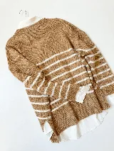 Sweater tejido color marrón con rayas horizontales blancas, cuello redondo y corte holgado.