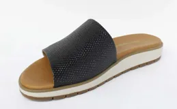 Sandalia blanca con capellada de cuero y suela de plataforma color caramelo.