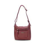 Bandolera negra de símil cuero con dos bolsillos frontales con cierre, un bolsillo trasero y tres bolsillos internos. Incluye correa larga regulable de símil cuero a tono.