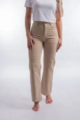 Pantalón de jean blanco de corte recto y tiro alto, con costuras a la vista en color crudo.