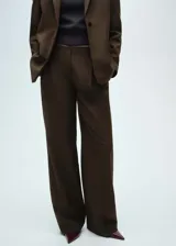 Pantalón de vestir marrón oscuro, de corte wide leg, tiro medio y pinzas frontales. Confeccionado en mezcla de lana y poliéster.