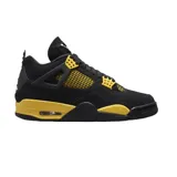 Championes de básquet Air Jordan 4 Retro, color negro con detalles en amarillo.