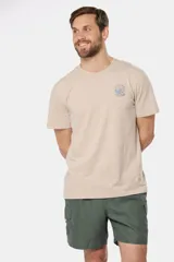 Short de baño color verde militar, con cintura elástica ajustable con cordón, bolsillos laterales tipo cargo y suspensor de malla fina.