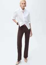 Pantalón marrón de corte recto y largo, con cintura ajustable con goma.