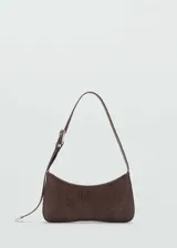 Bolso marrón con textura y estampado floral, con asa de hombro ajustable y cierre de imán.