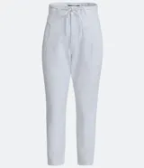 Pantalón mom blanco de sarga con cordón de ajuste, bolsillos y recortes.