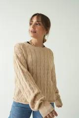 Sweater tejido con trama de ochos color fucsia, cuello redondo y corte cropped.