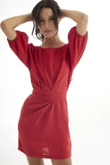 Vestido corto rojo de lino, con escote redondo, mangas globo y lazo ajustable en la cintura.