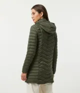 Campera puffer larga color verde militar, confeccionada en poliamida con relleno de poliéster. Tiene capucha ajustable, cierre frontal con cremallera, cuello alto y bolsillos laterales.