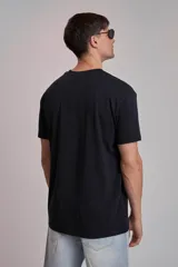 Remera color crudo de corte recto y mangas cortas.