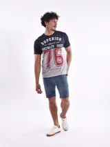 Remera de manga corta con diseño de bloques de color: azul marino en la parte superior y gris en la inferior. Estampado frontal con la palabra "Superior" y el número "76" en rojo.