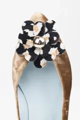 Bailarinas de terciopelo de seda color caramelo con detalle de flor en print ocre, blanco y negro.