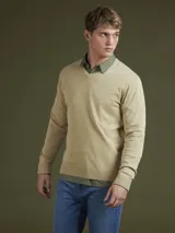 Sweater beige de tejido ligero, con cuello en V y corte clásico.