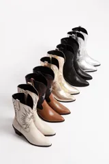 Botas tejanas doradas de cuero vacuno, con cierre lateral y tacón de 4 cm, cómodas y versátiles para uso diario.