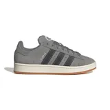Championes Adidas Campus 00s de hombre, color gris con las tres tiras laterales en negro. Suela color crema y base marrón. Confeccionados en gamuza.