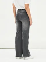 Pantalón de jean de tiro alto, corte recto y color azul medio.