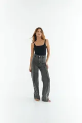 Pantalón de jean gris con corte wide leg y tiro alto.
