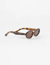 Lentes de sol negros con montura curva y filtro de protección UV 400.