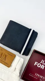 Billetera color beige de símil cuero con galón elastizado marrón y blanco. Interior con doble compartimento para billetes, visor y tarjeteros.