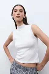 Top sin mangas de tejido acanalado, con cuello alto y ajuste al cuerpo.