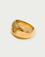 Anillo dorado bombé de acero quirúrgico hipoalergénico con baño en oro 18K.