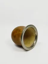 Mate de calabaza color marrón claro con base de alpaca pulida.