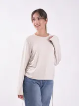 Remera beige claro de manga larga con frunce lateral y corte holgado.