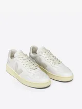 Zapatillas Veja modelo V-90, color blanco con logo lateral en gris y suela color crema.