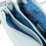 Bandolera celeste de símil cuero con formato rectangular y sensación acolchada. Tiene tres compartimentos internos, un bolsillo interno con cierre y otro abierto. El acceso es con solapa y botones imantados. La correa es regulable y los herrajes son plateados. El interior es de tela de algodón y poliéster.